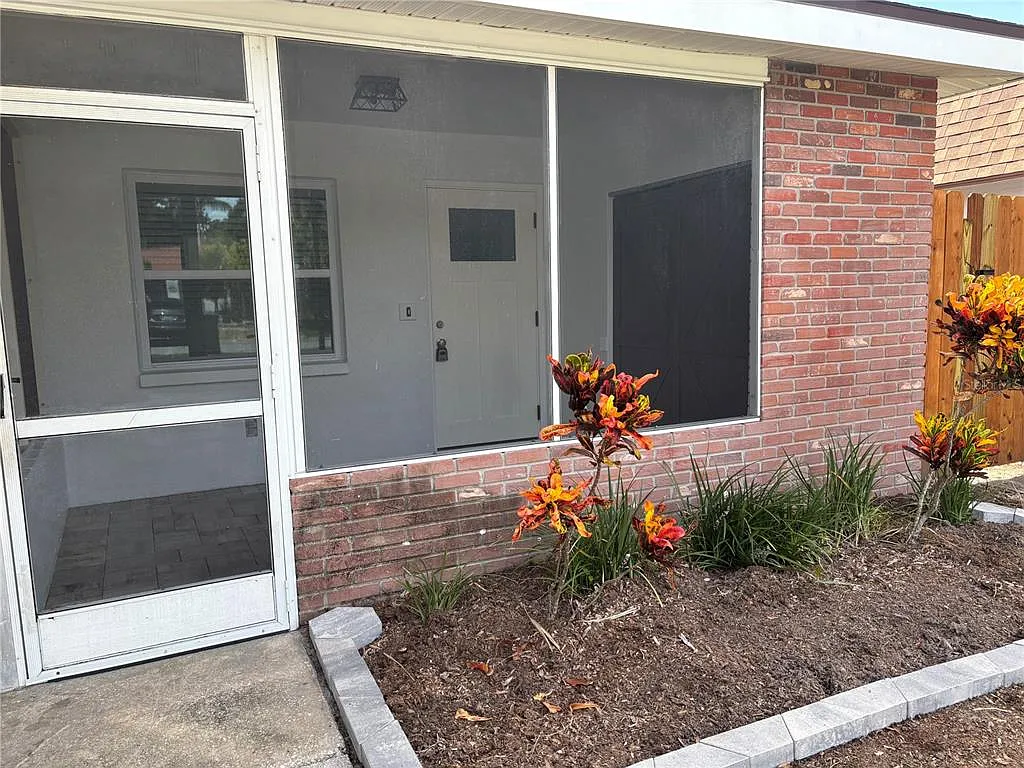 2 bed, 1.5 bath, 880 sqft, $1,995 — Photo 2