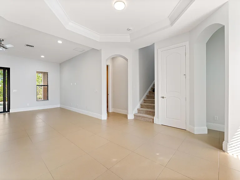 259 SE Calmo Cir — Photo 8