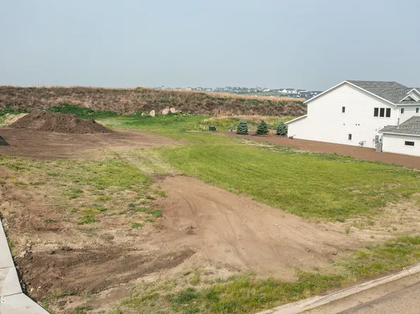 2012/2016 Prairie Hawk Dr, Bismarck, ND 58503