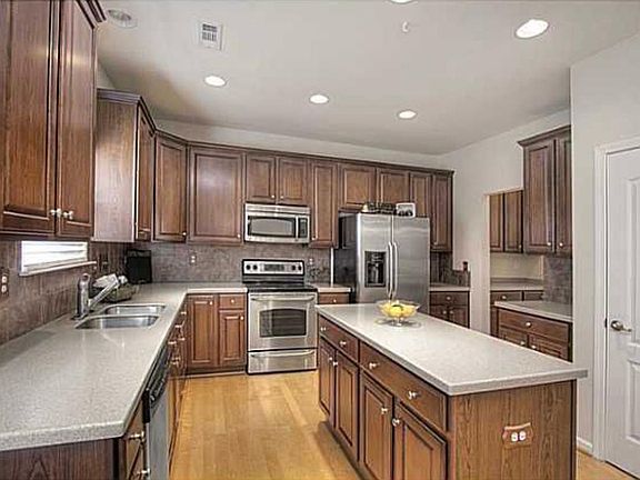 3rd image of 1013 Yellow Daisy Dr