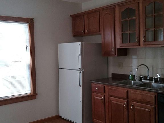 Beautitful eat in kitchen with appliances