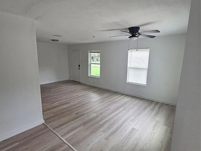 3009 Lincoln St — Photo 2