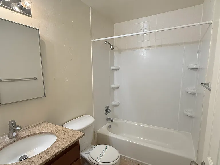 1416 E Elm St — Photo 12