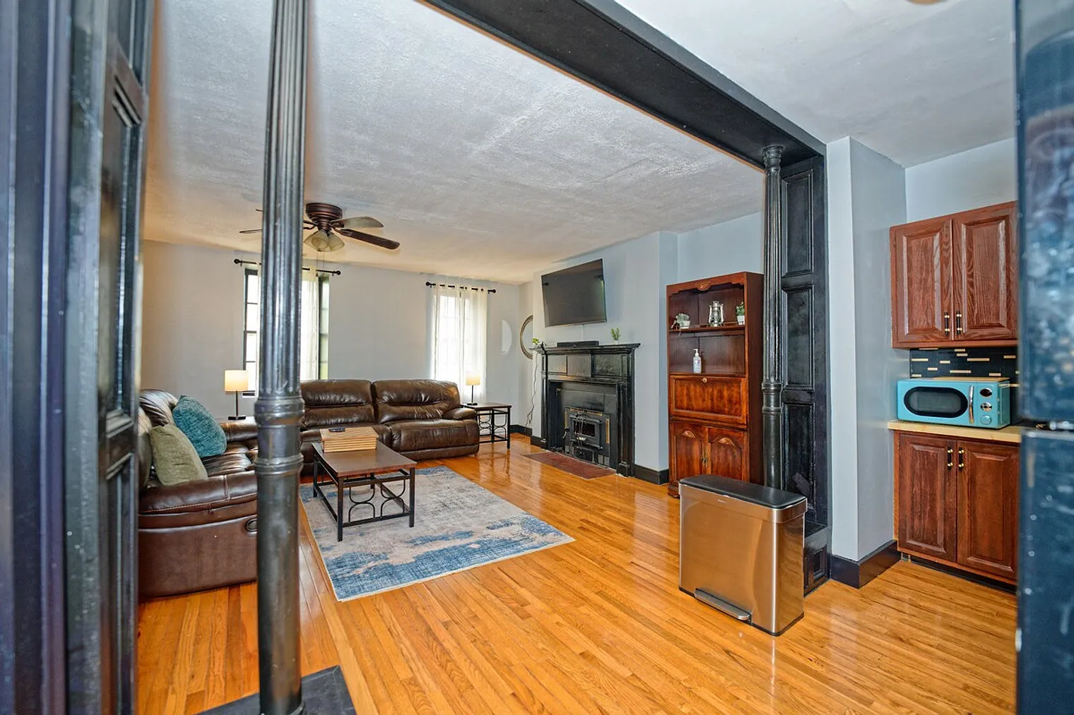 2 bed, 1.0 bath, $3,138 — Photo 2