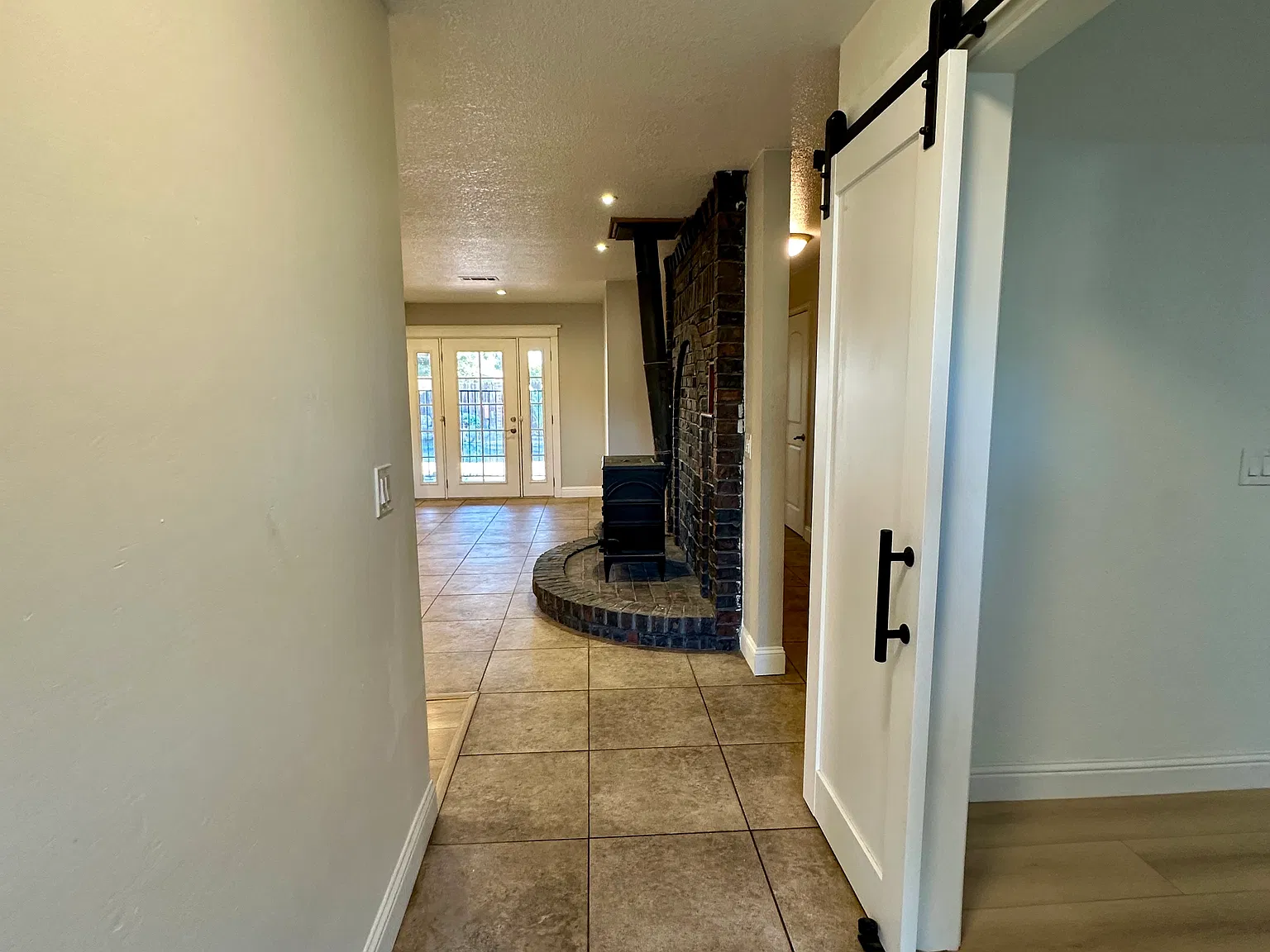 5 bed, 2157 sqft, $3,200 — Photo 2