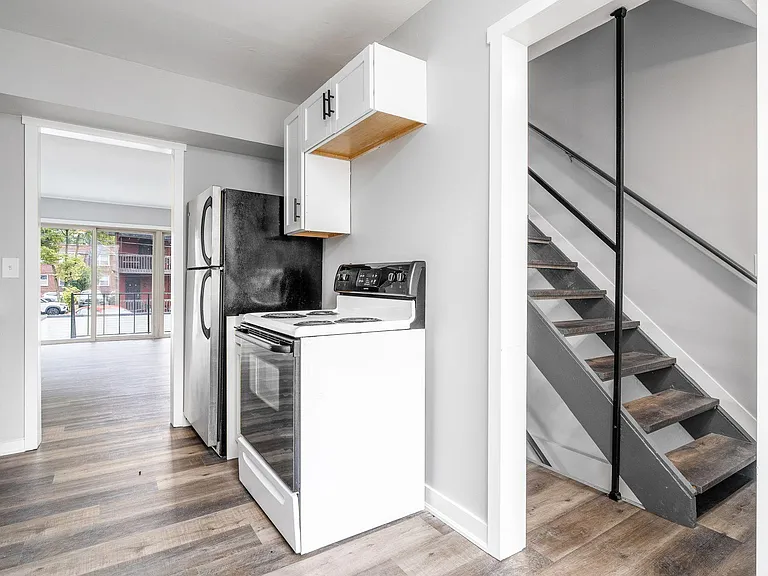 142 W 8th Ave #B — Photo 9