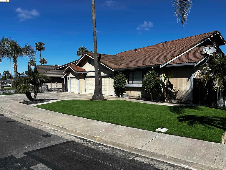 5593 Drakes Dr — Photo 2