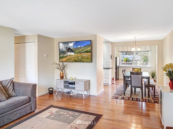 Entry welcomes you to beautiful hardwood floors with lots of natural light