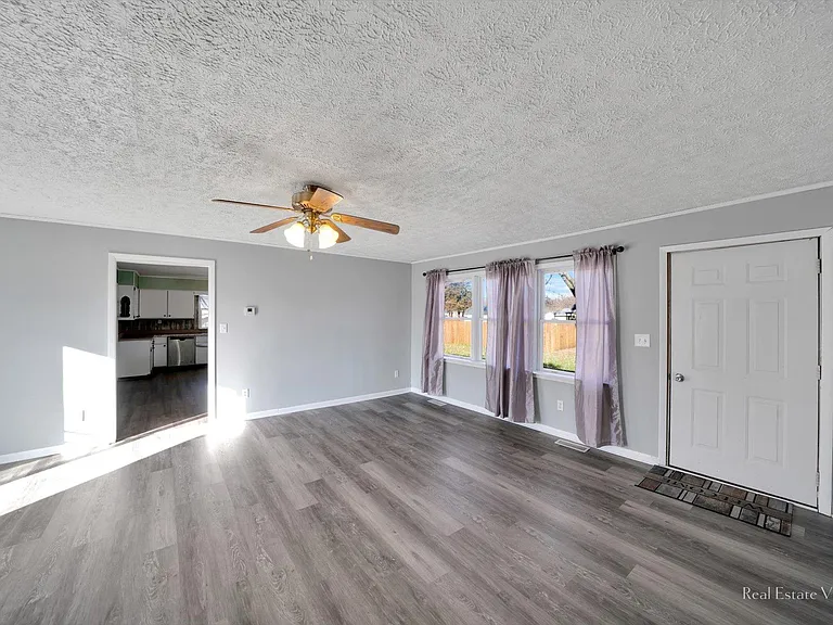 303 S East St — Photo 14