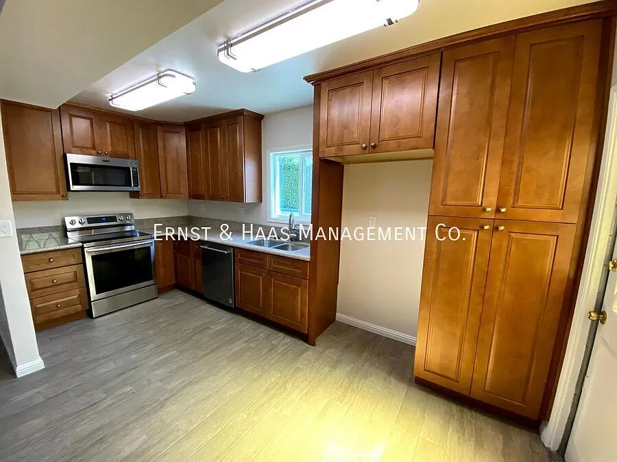 Renovated 4-Bedroom Townhouse Styled Apartment in Downey! — Photo 4