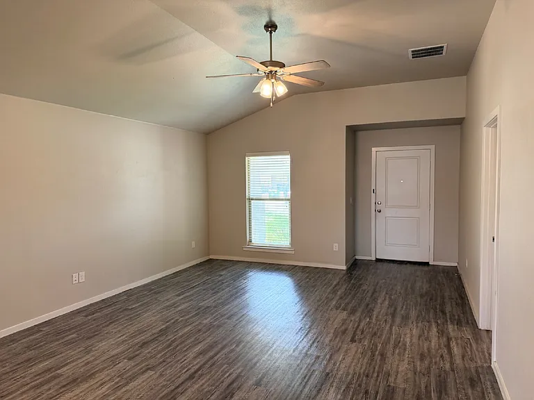 2120 N Texas Ave — Photo 4