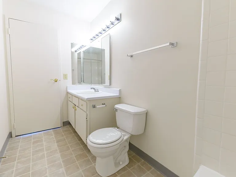 Windsor Gardens Apartments — Photo 84