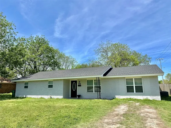516 Patterson St, Bowie, TX 76230