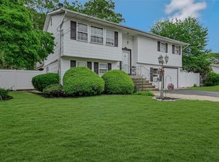 61 Opal St, Holbrook, NY 11741