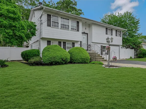 61 Opal Street, Holbrook, NY 11741