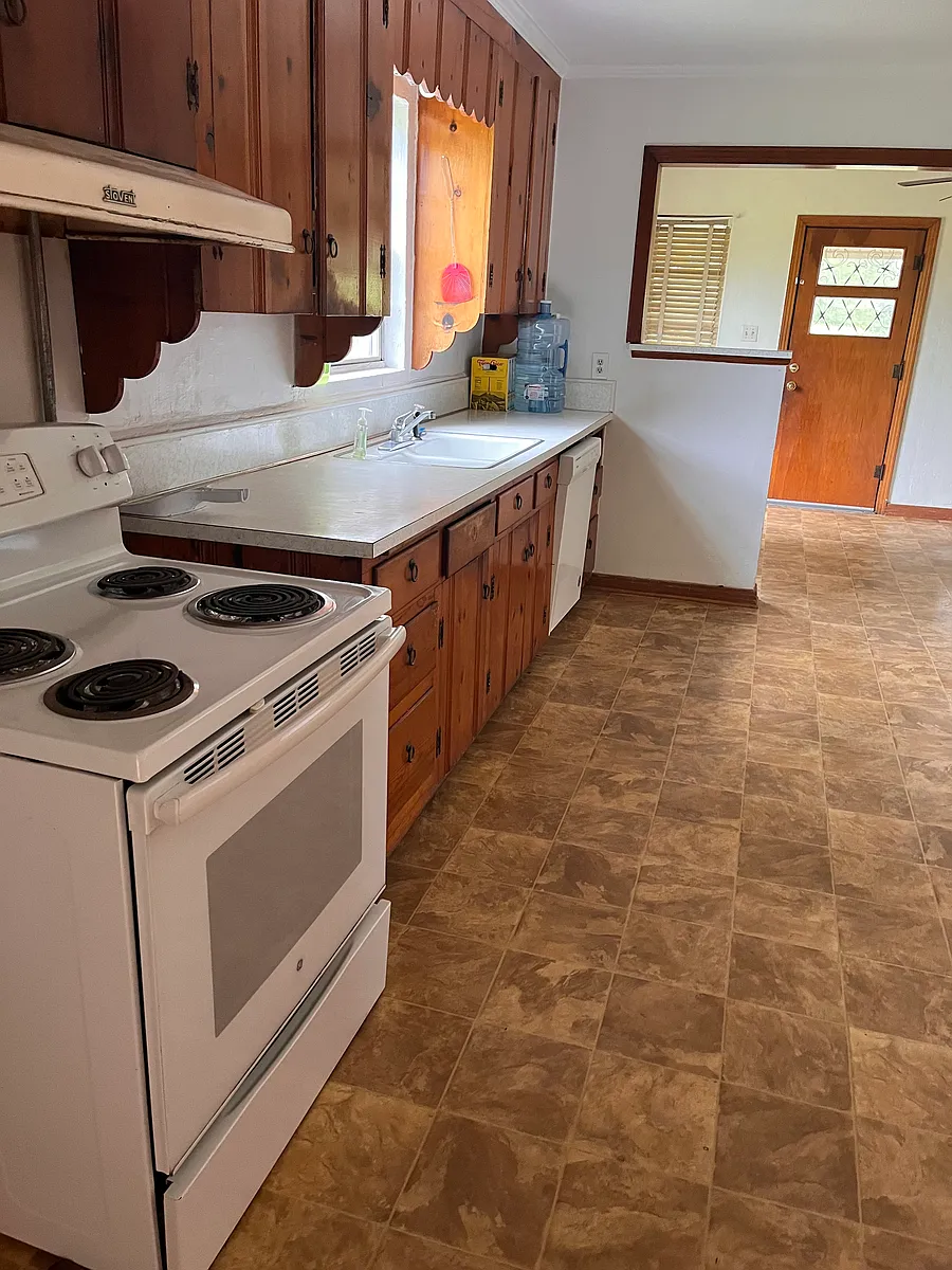 Kitchen looking into Den - 670 Vz County Road 4109
