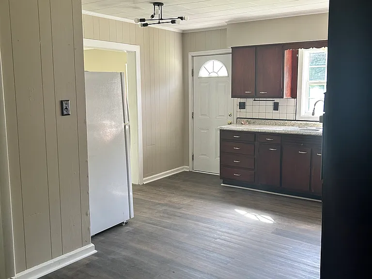 2083 Broad St — Photo 4