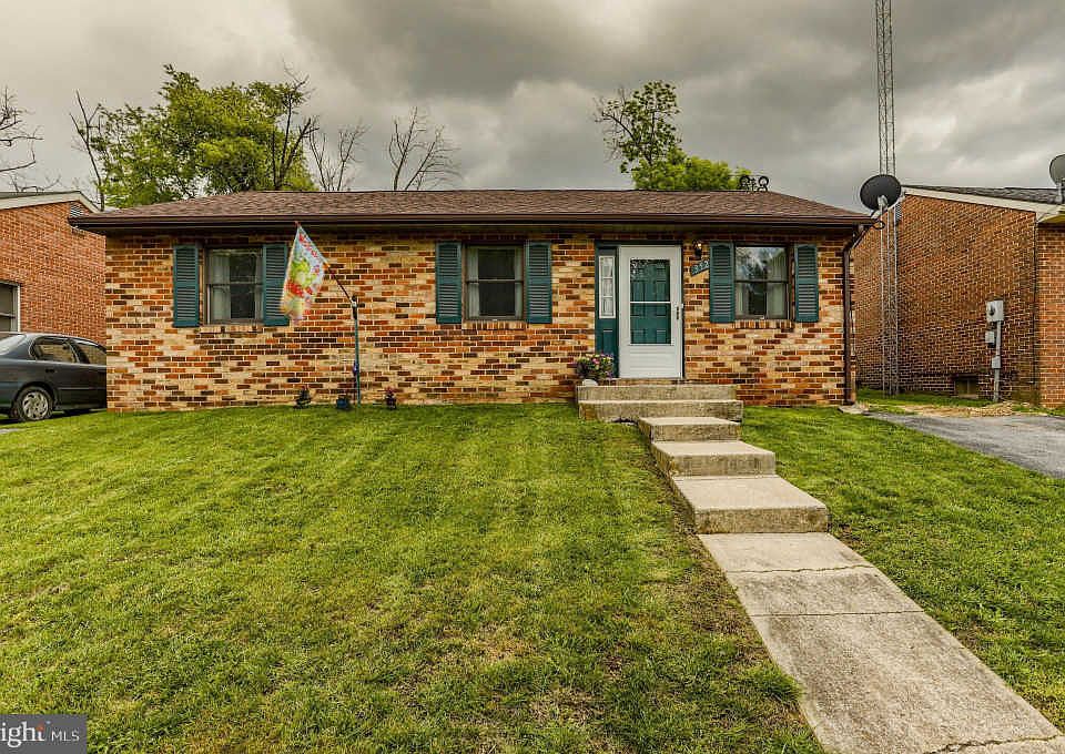 1st image of 352 Yorkshire Dr