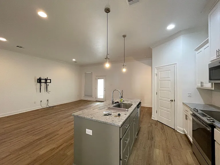 8112 Village Lake Ave — Photo 2