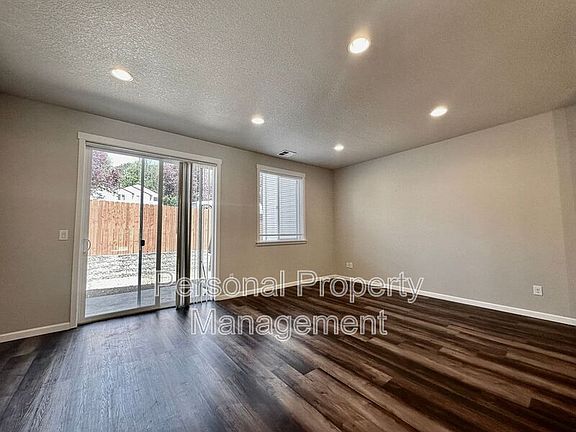 3rd image of 8612 NE 26th Cir