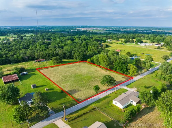 2 E 121st St S, Coweta, OK 74429