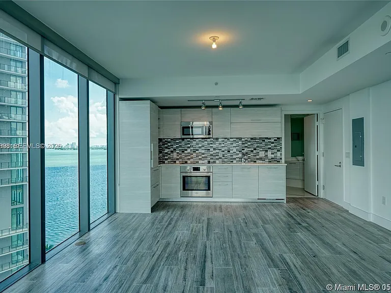 650 NE 32nd St #1208 — Photo 1