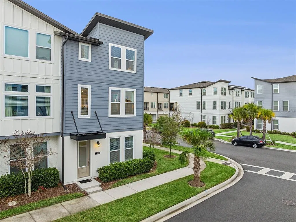 3 bed, 3.5 bath, 2167 sqft, $3,600 — Photo 3
