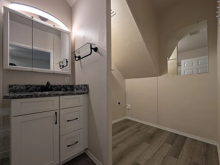 28 Lawrence St — Photo 11