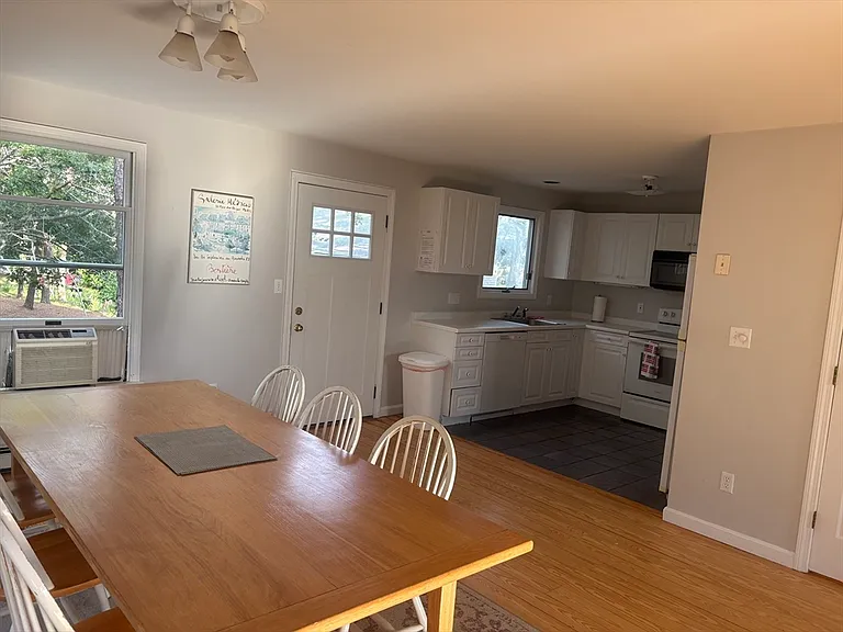 60 Homestead Ln — Photo 3