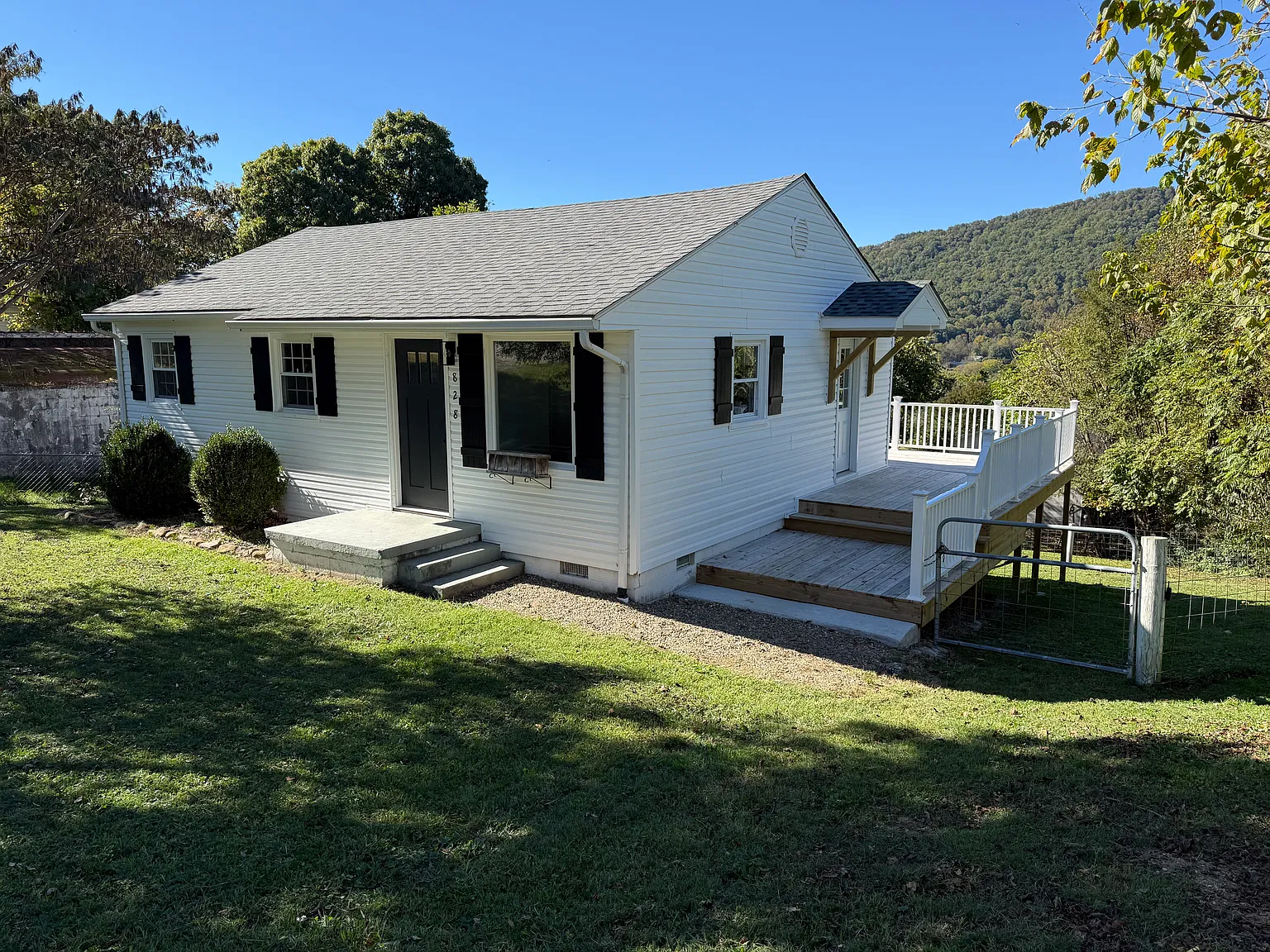 3 bed, 880 sqft, $1,400 — Photo 1