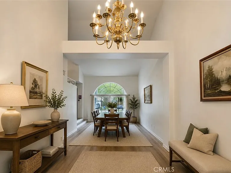 5807 Sylvia Ave — Photo 3
