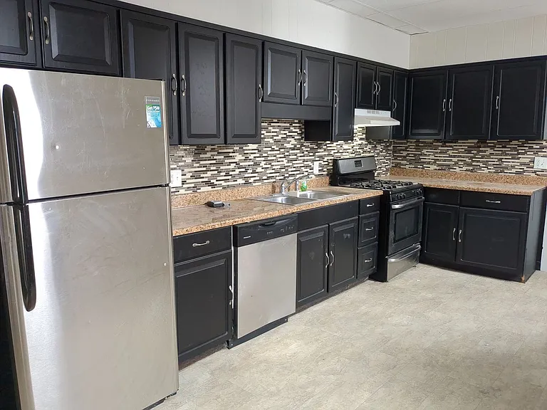 1529 W King St — Photo 9