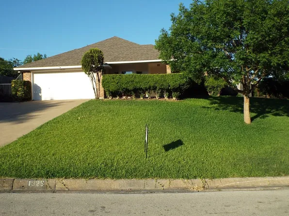 1325 Colorado Dr, Benbrook, TX 76126
