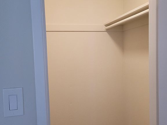 4th image of 677 Iris Ave