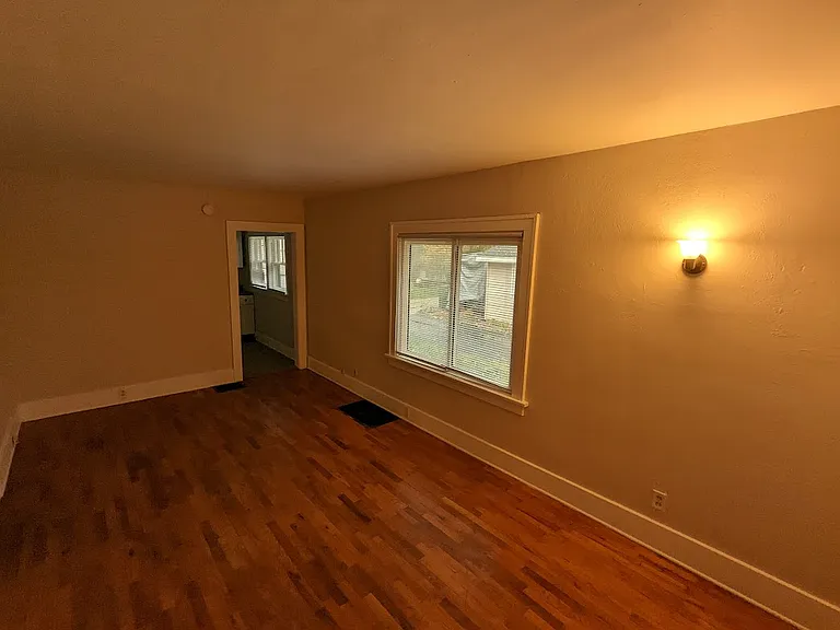 908 W Eureka St — Photo 10
