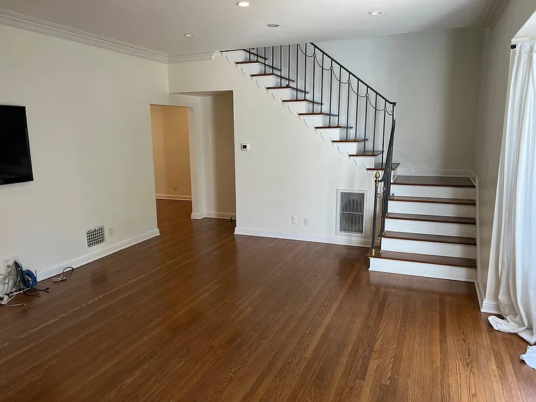 156 S Spalding Dr — Photo 2