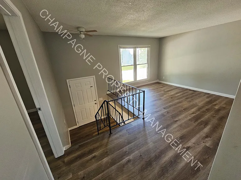 1307-1309 N Arrowhead Rdg — Photo 1