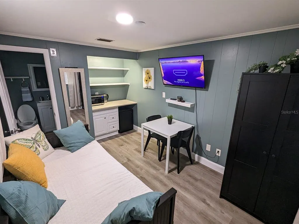 Studio, 1.0 bath, 250 sqft, $879 — Photo 3