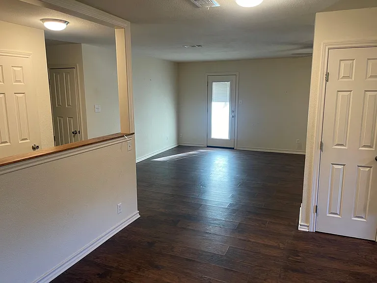 112 Medina Dr — Photo 4