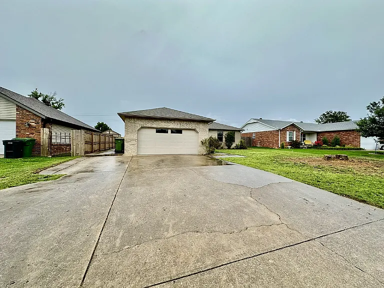 2311 W Willow St — Photo 2