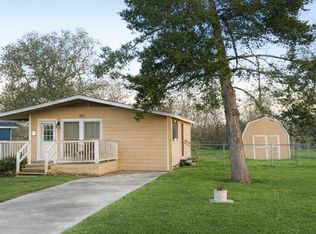 102 Magnolia St, Lake Jackson, TX 77566