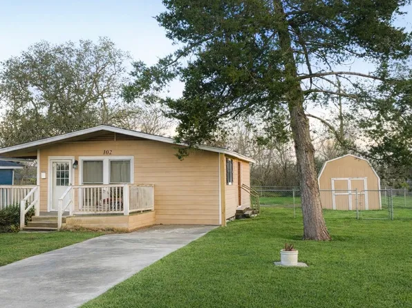 102 Magnolia St, Lake Jackson, TX 77566