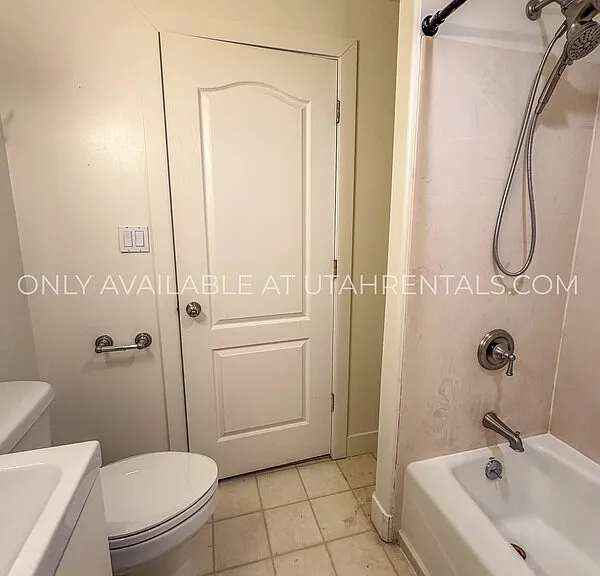 960 N Eastview Dr — Photo 45
