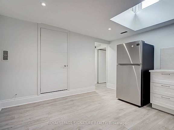 2nd image of 604A Queen St W