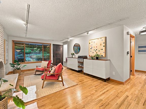 4th image of 1324 SW Taylors Ferry Ct