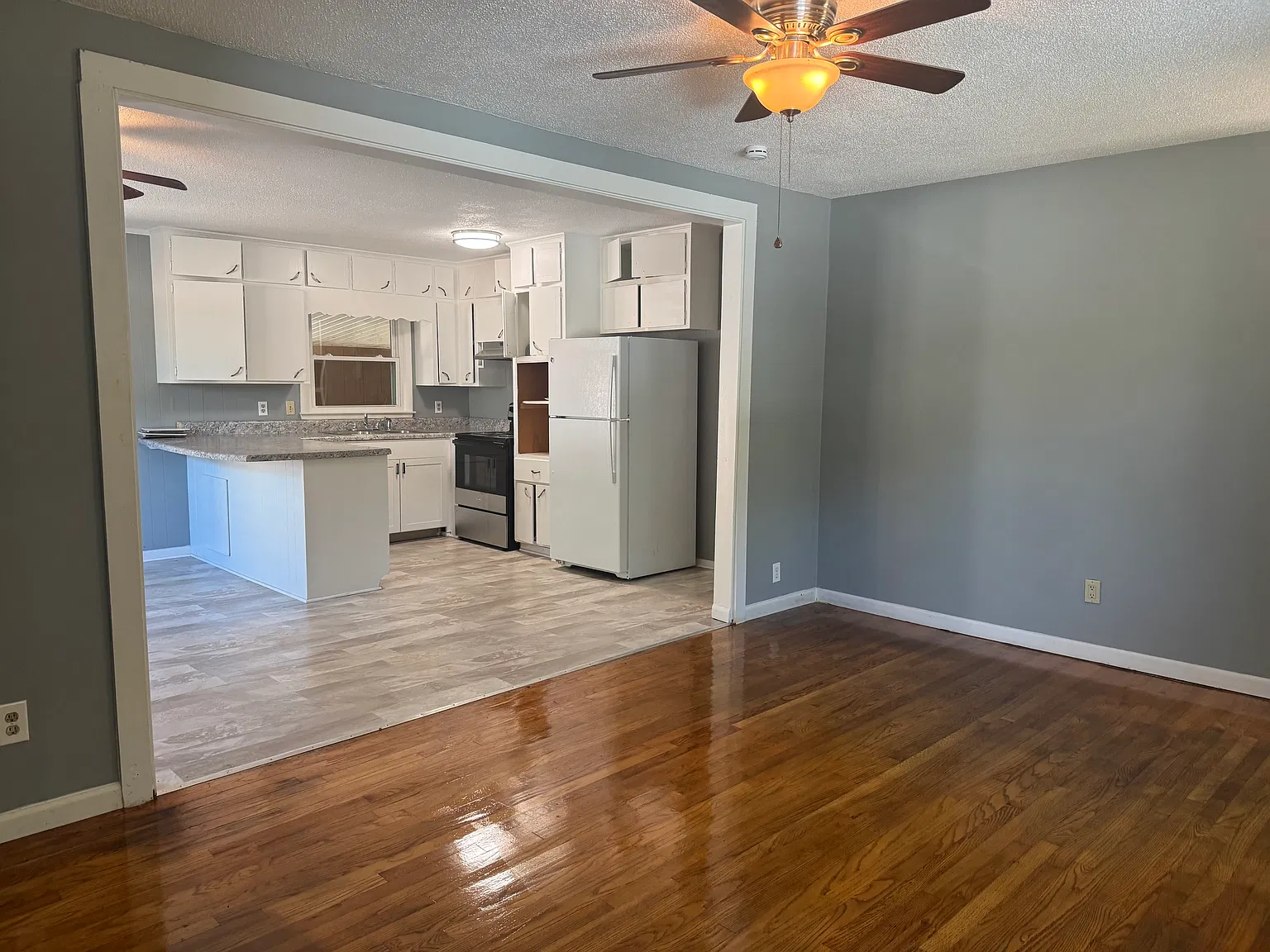3 bed, 1365 sqft, $1,900 — Photo 3