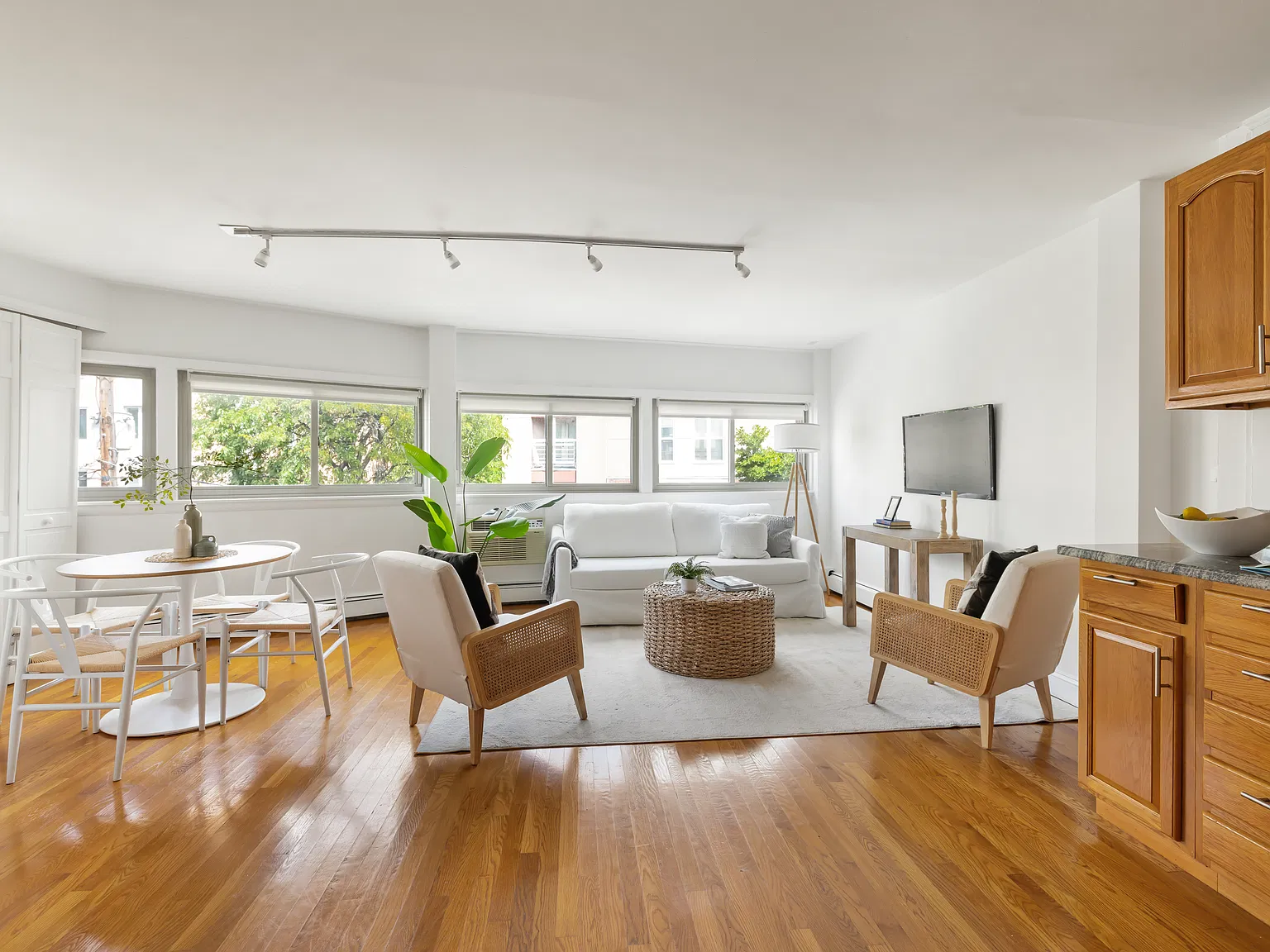 2 bed, 747 sqft, $3,000 — Photo 4