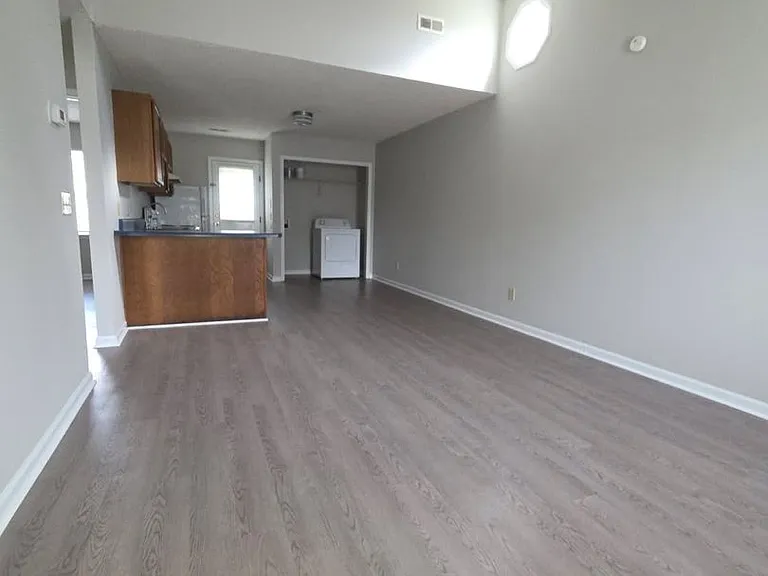 309 E Spruce St — Photo 2