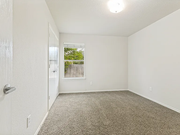 556 Winbridge Ln — Photo 17