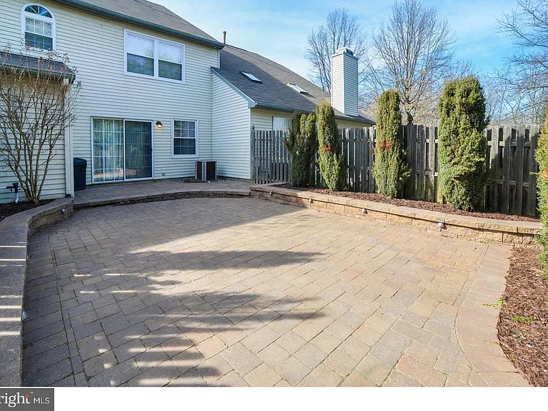 102 Hazelwood Ln — Photo 23